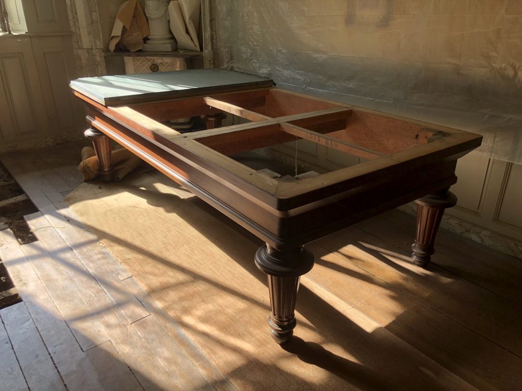 Comment démonter un billard ancien